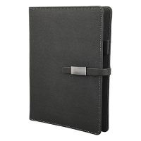 Carpeta de poliéster con block de 100 hojas rayadas, compartimiento para tarjetas, porta bolígrafo, cierre magnético, batería y cables. GRIS