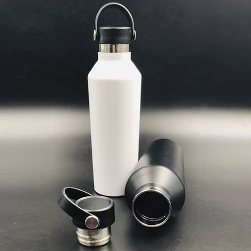 Termo con doble pared de acero inoxidable con tapa enroscable, asa de plástico y textura en el cuerpo. BLANCO