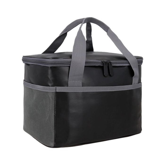 Hielera con interior impermeable, doble cierre, 1 bolsa frontal, 2 mallas laterales y doble asa. NEGRO
