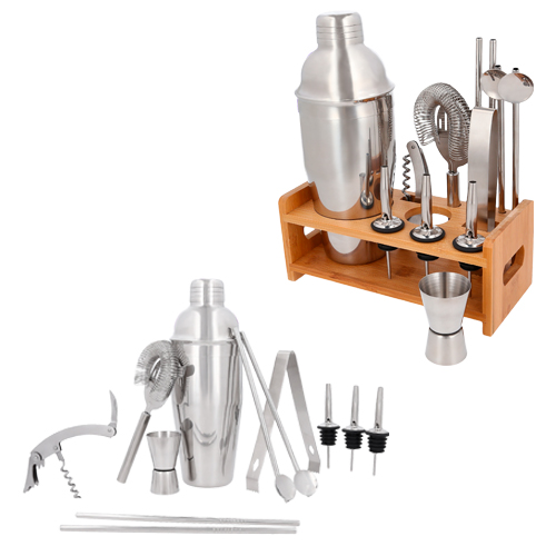 Set para preparación de bebidas con base de madera. Incluye 12 piezas: shaker con colador y tapa, pinzas, sacacorchos, dosificador, 4 popotes (dos rectos y dos con cucharilla incluida), colador/ mezclador y 3 vertedores. PLATA