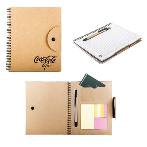 Libreta ecológica de cartón con espiral, incluye cuatro lineas de banderas adhesivas y dos blocks de notas rectangular y cuadrado, sobre ranura porta tarjetas, 80 hojas rayadas y bolígrafo ecológico de cartón reciclado. CARTON