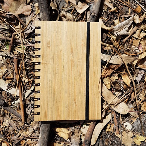 Libreta con pasta de bambú y 70 hojas rayadas. BAMBU
