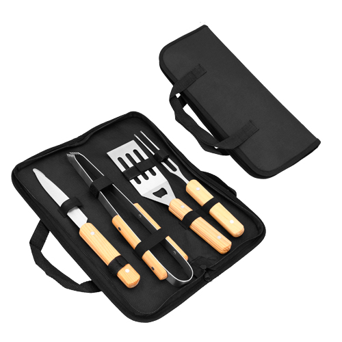 Set de BBQ en estuche de poliéster y sujetadores de madera. Incluye 4 utensilios: pinzas, tenedor, cuchillo y volteador. NEGRO