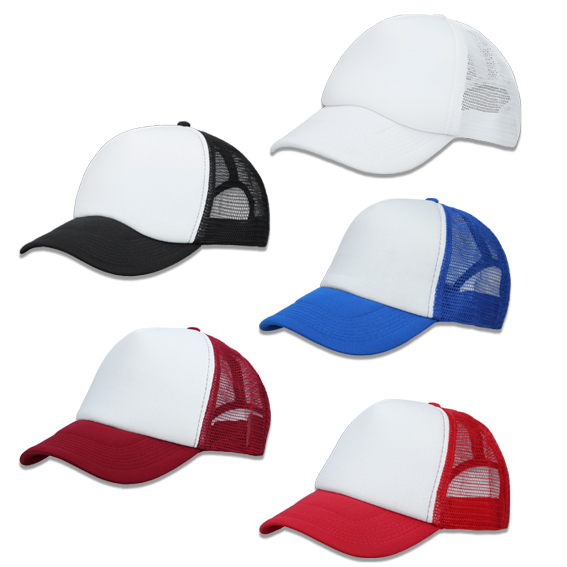 Gorra 100% poliéster con broche de plástico, visera acolchada en la parte superior que cuenta con 1 gajo frontal en color blanco y 4 gajos con malla. AZUL