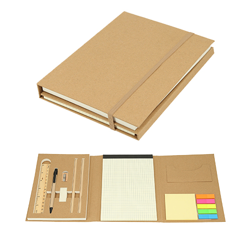 Set ecológico incluye: block de notas con 40 hojas rayadas, notas adhesivas, sobre con ranura porta tarjeta, sacapuntas, goma, 2 lápices, pluma y regla de madera. CARTON