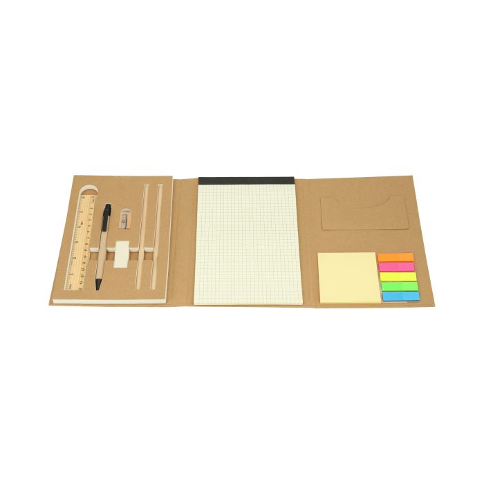 Set ecológico incluye: block de notas con 40 hojas rayadas, notas adhesivas, sobre con ranura porta tarjeta, sacapuntas, goma, 2 lápices, pluma y regla de madera. CARTON