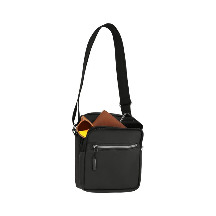 Bolsa porta documentos de 3 compartimentos. Compartimento principal, 2 compartimentos frontales con zipper y correa ajustable. NEGRO