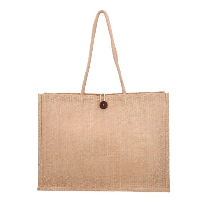 Bolsa de yute con interior laminado. Cuenta con un par de asas y un botón para cierre. UNICO